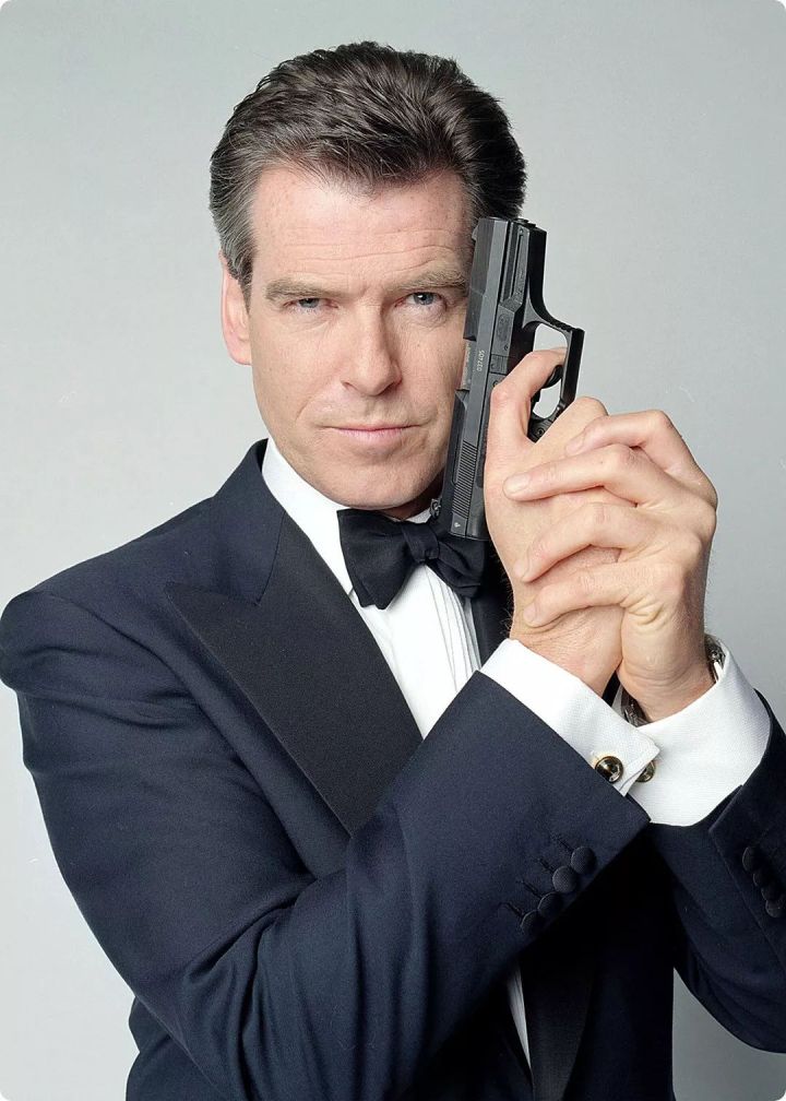 你退休了几乎007是不是在丹尼尔克里勒背后播放？
