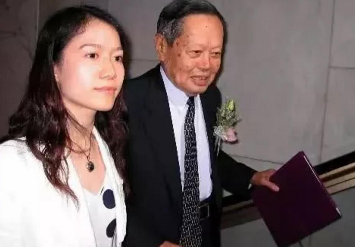 别再骂翁帆了，捐掉近200万美金存款，和杨振宁恩爱17年值得尊敬