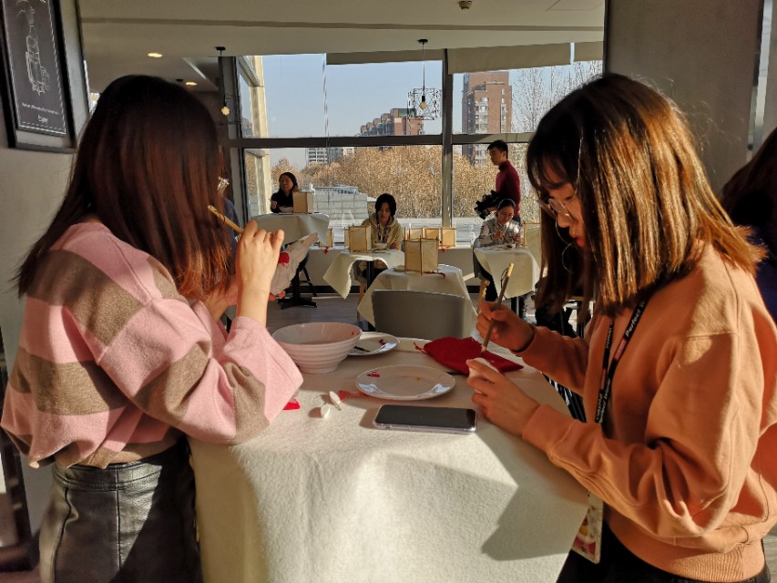 北京传统书画艺术研究会走进完美世界大厦慰问员工