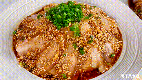 想要做出美味不油腻的蒜泥白肉，只要做对这几步，比饭店的还好吃