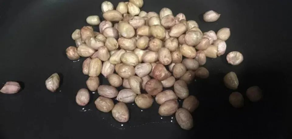 炒花生时，加入这样东西，炒出来的花生又香又脆，放久也不会返潮