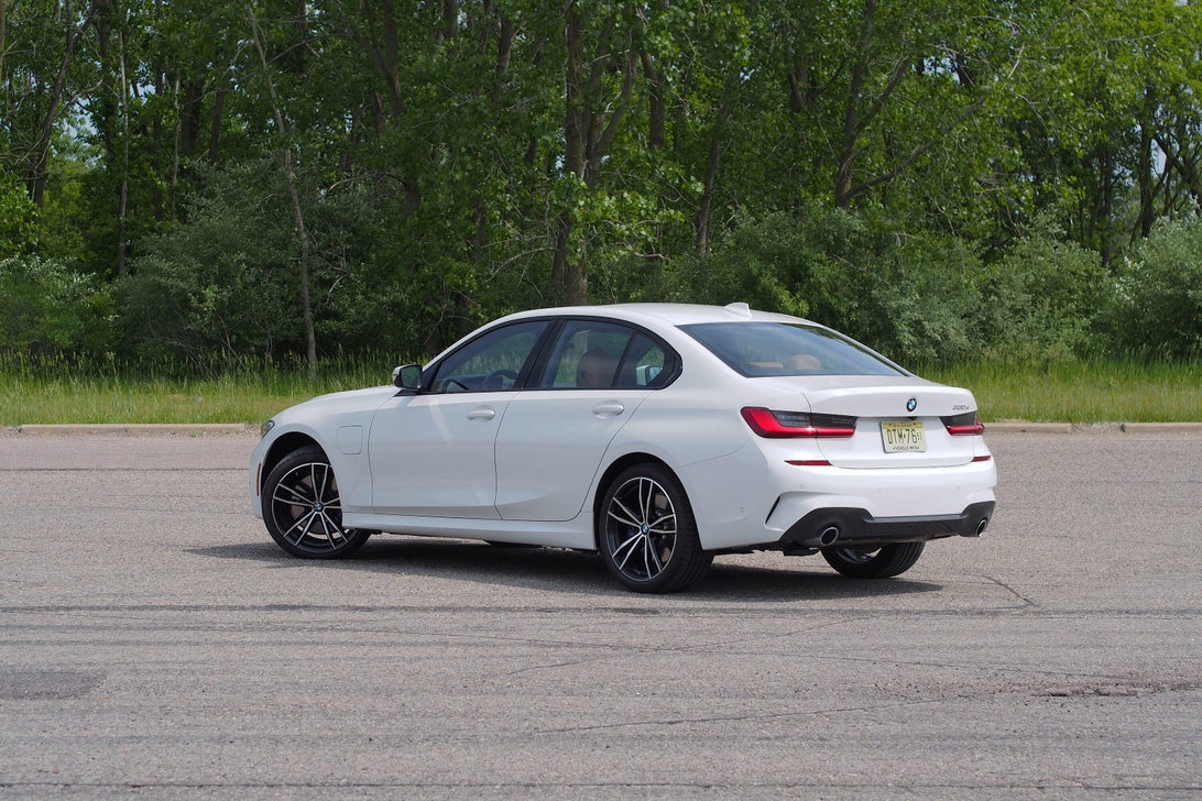 2021款宝马330e:插电混动的宝马不是高效,而是在"搞笑"