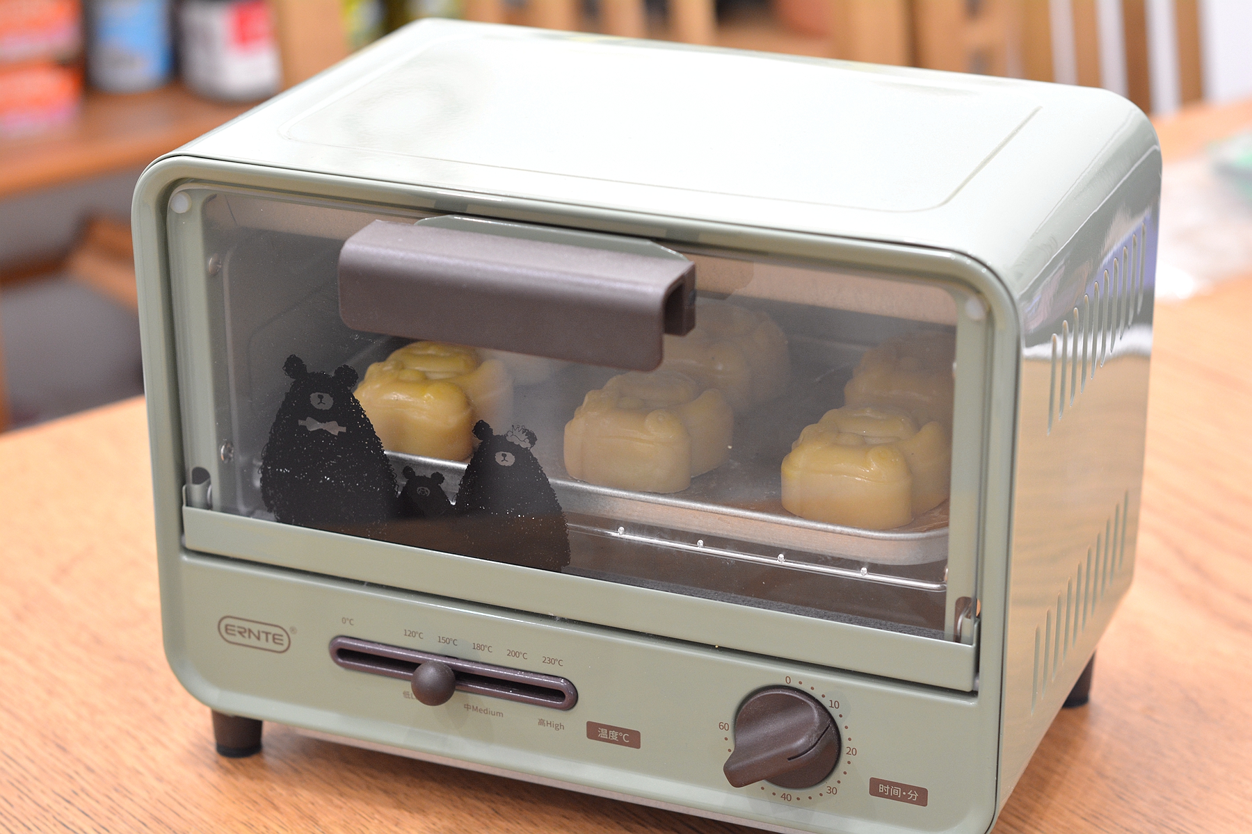 黑芝麻酱绿豆沙月饼还真好吃，说啥也得试一试，歪打正着的美味