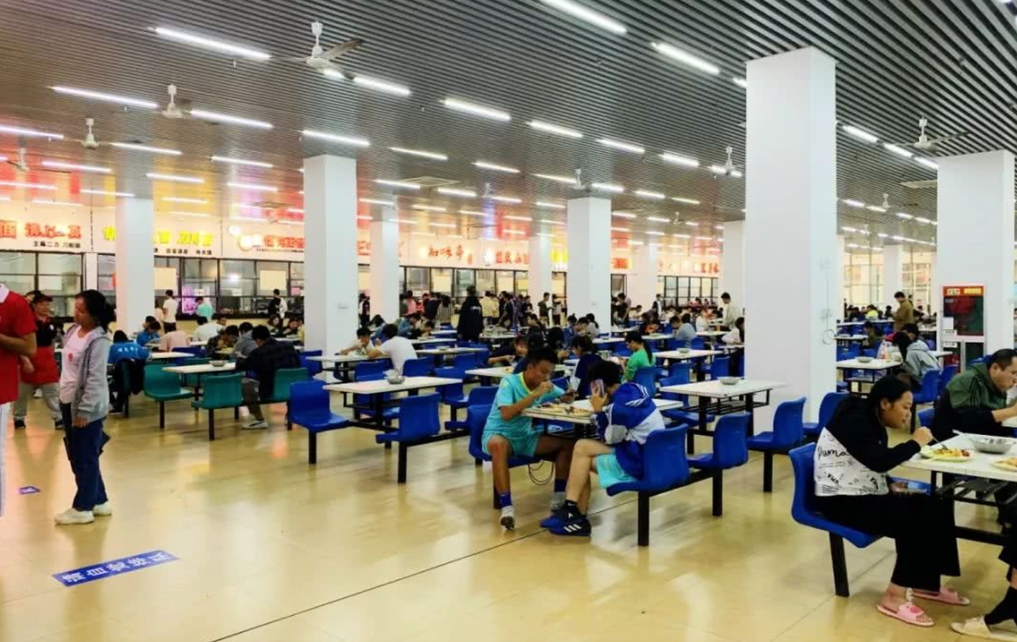 一组清华大学食堂“私照”流出：实力越强，世界对你越好