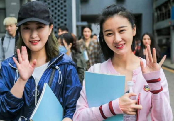 清华创意满满的招生宣传片，输给北大其貌不扬的韦神，网友：完败