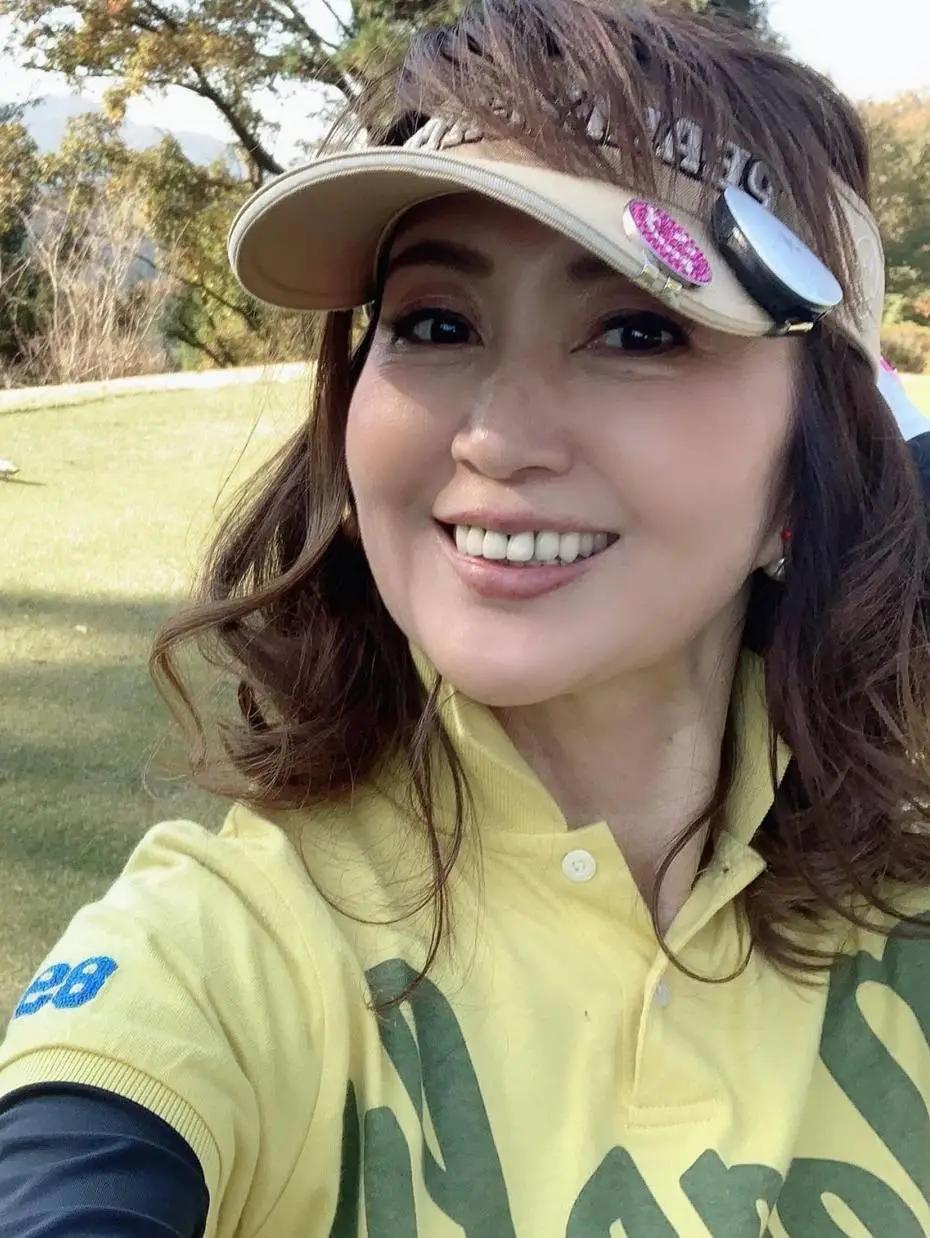 日本71岁美女奶奶颜值逆龄,身材不输少女!和孙子出门被认母子