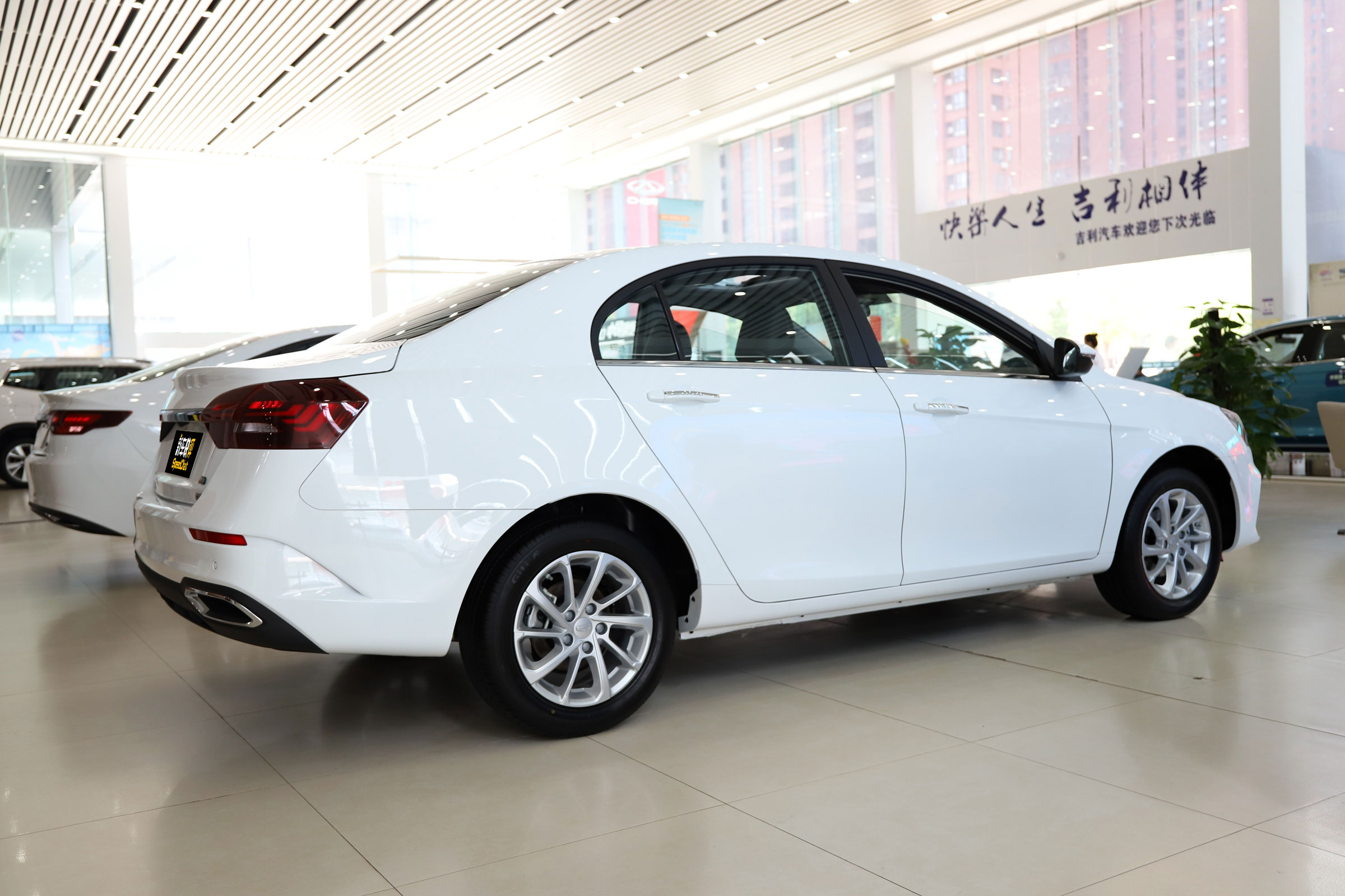 国民家轿热销12年 最低只要4.28万 实拍吉利帝豪UP