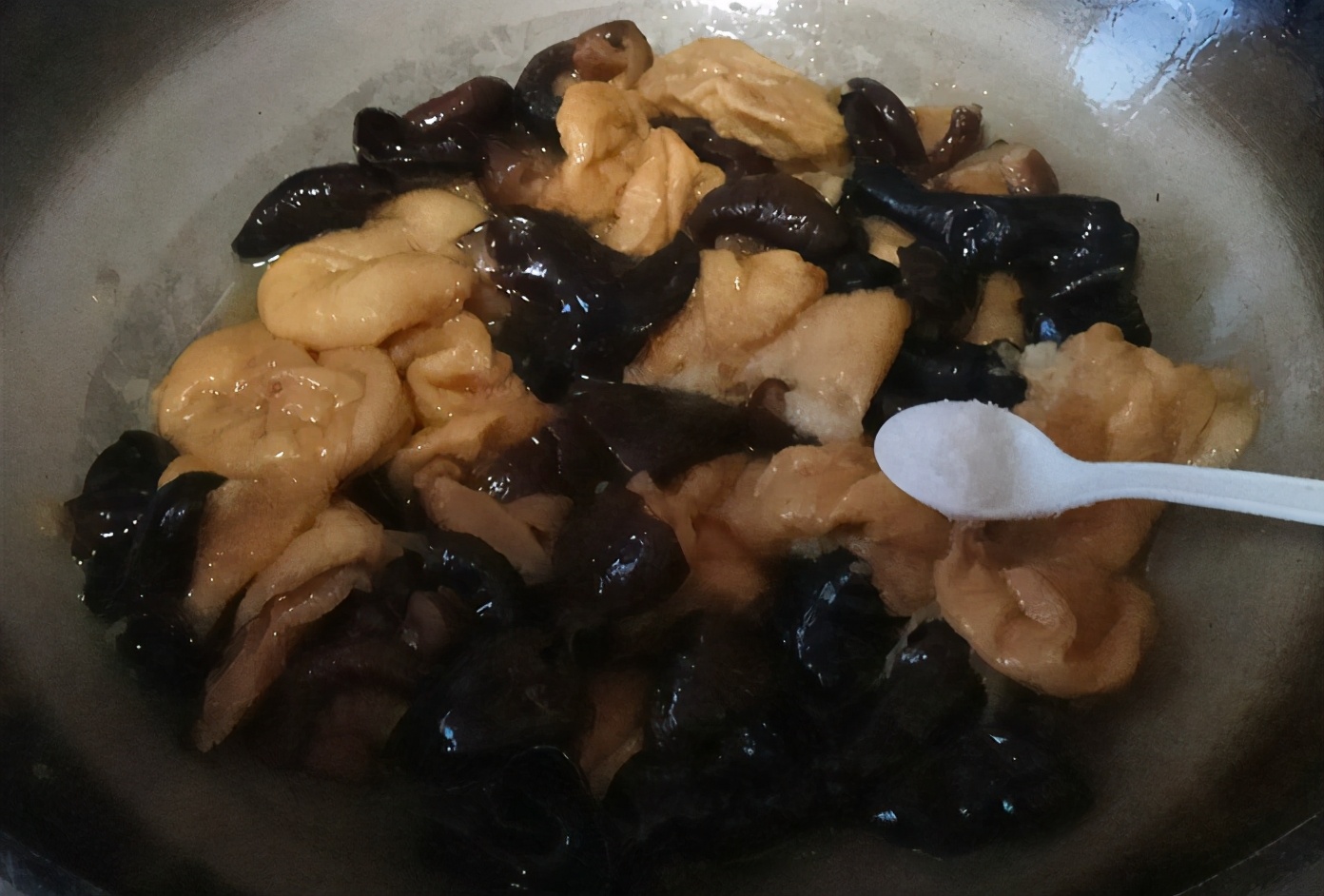 油面筋怎么做好吃家常菜（三分钟教你做好吃的素烧油面筋）