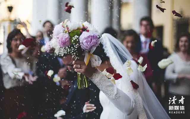 “27岁离过婚和35岁未婚的女人,你娶谁?”这个男人的回答惹怒整个朋友圈