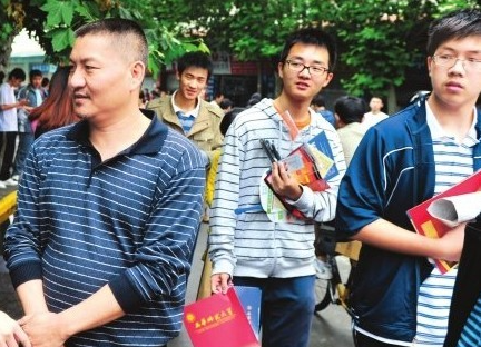 高考钉子户梁实：参加高考24次，今年再次走进考场，结局怎样呢？