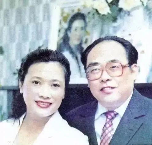 “歌唱家”朱逢博：丈夫死后不愿下葬遗体，痴情守候骨灰14年