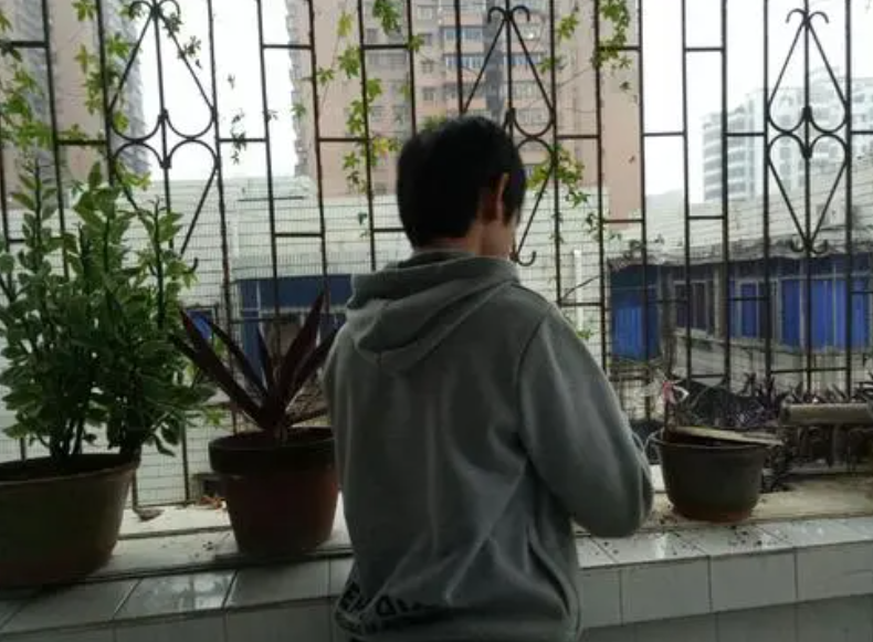 考生办升学宴，客人出口伤人气哭孩子，考300分要不要办升学宴