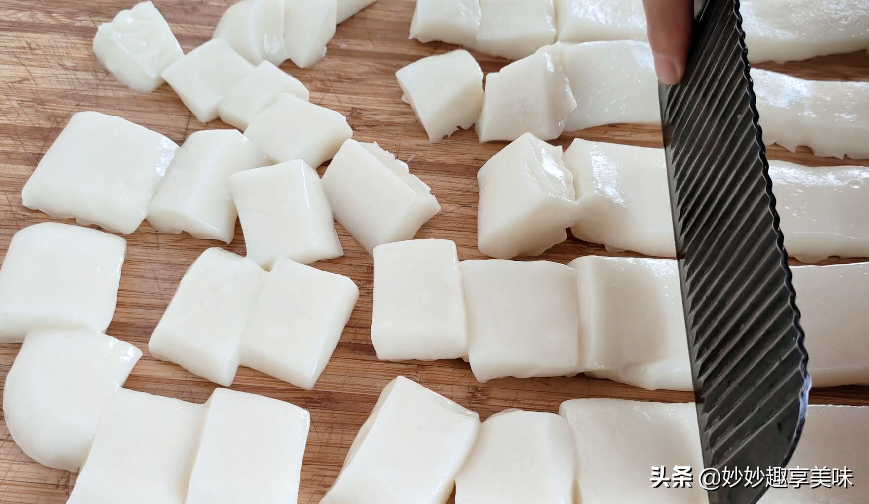 自制米豆腐有窍门，1斤大米5斤水，滑嫩爽口好吃不腻，比豆腐还嫩