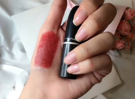 MAC和雅诗兰黛的口红哪个好？它们同属一个公司，到底有什么不同