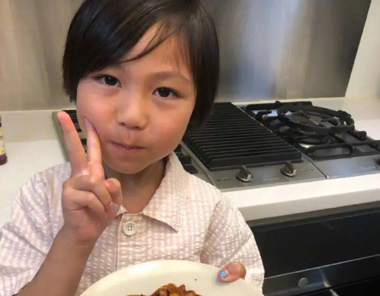 8岁！30道菜！70天学会！有“烟火气”的孩子，究竟有多幸福？