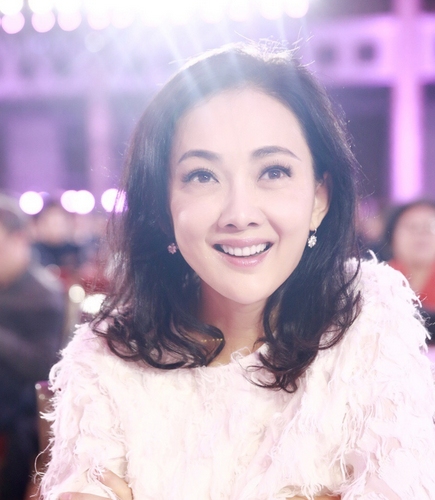 牛莉春晚大衣(牛莉:春晚一件粉红色大衣拍卖3万2引争议?