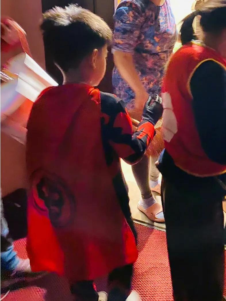 陈妍希母子万圣节手牵手去讨糖，4岁星星像爸爸，和小酒窝是朋友