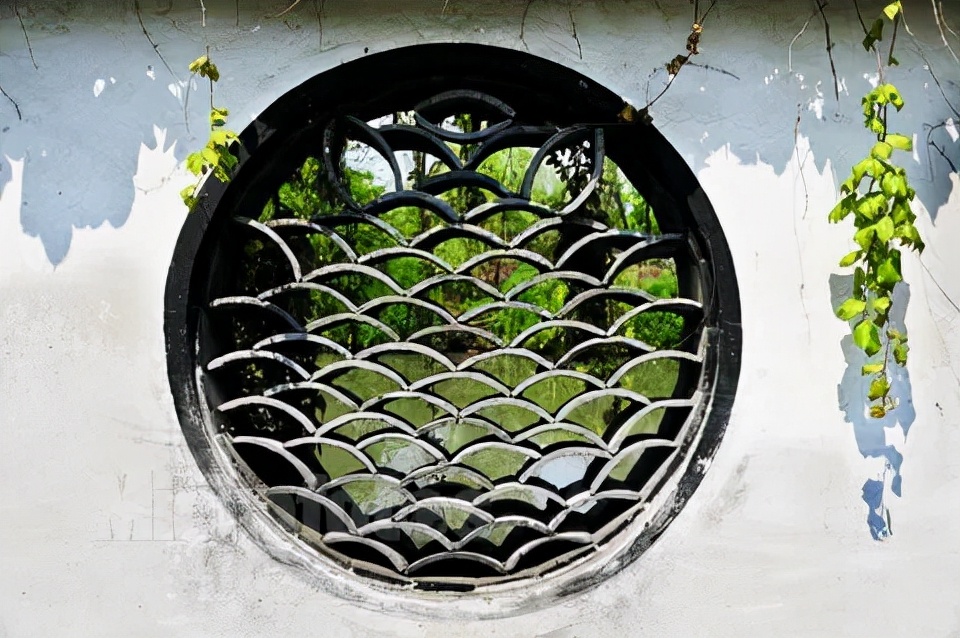 一扇花窗,框览中式园林的浪漫