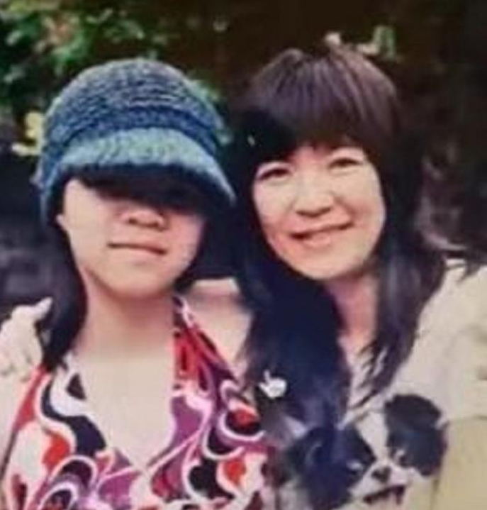 2015年，一名香港教授将2个瑜伽球放入车内，毒死了妻子和女儿