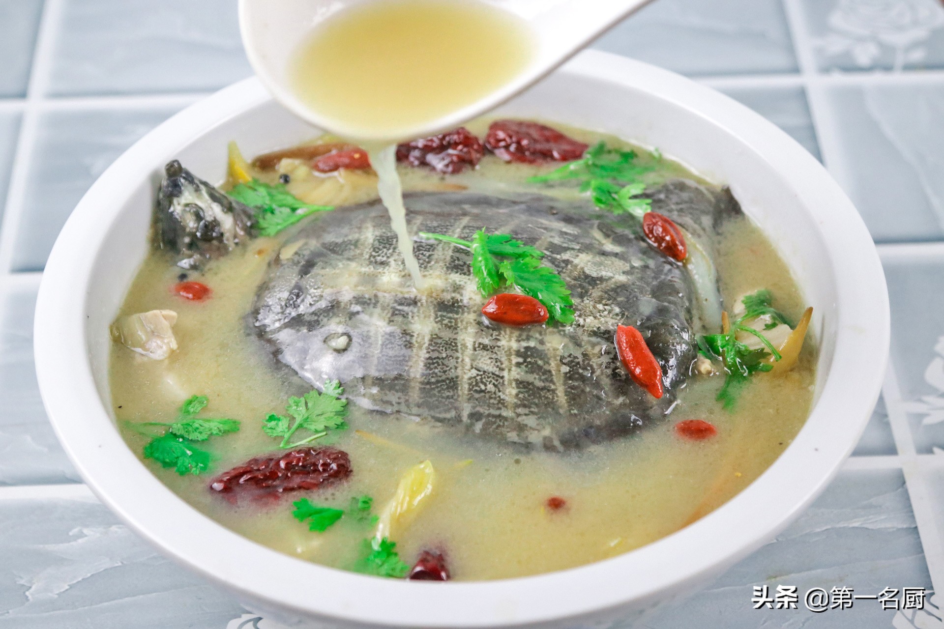 过于红烧或清炖,味道都非常鲜美,今天就给大家分享一道清炖甲鱼的做法