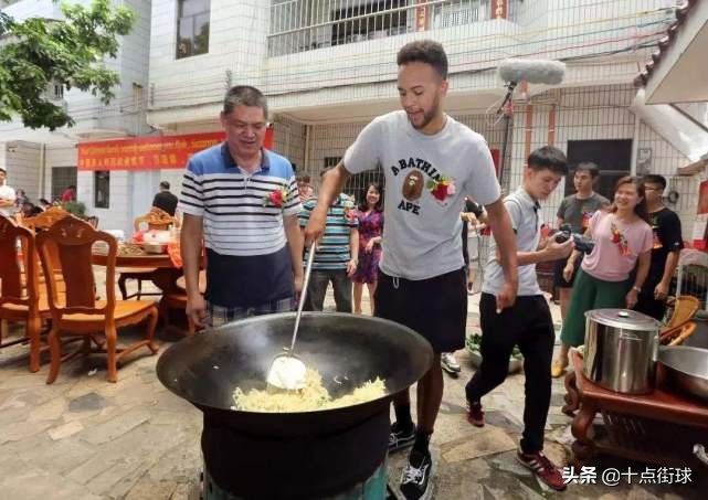 哪些nba球星有中国血统(NBA现役唯一有中国血统的球员！曾来深圳认亲，名称已被写入家谱)