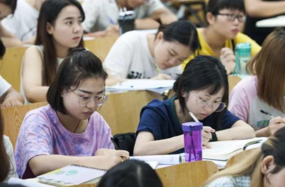 下半年将进入公务员考试高峰期，大学生具备这个优势，更容易上岸