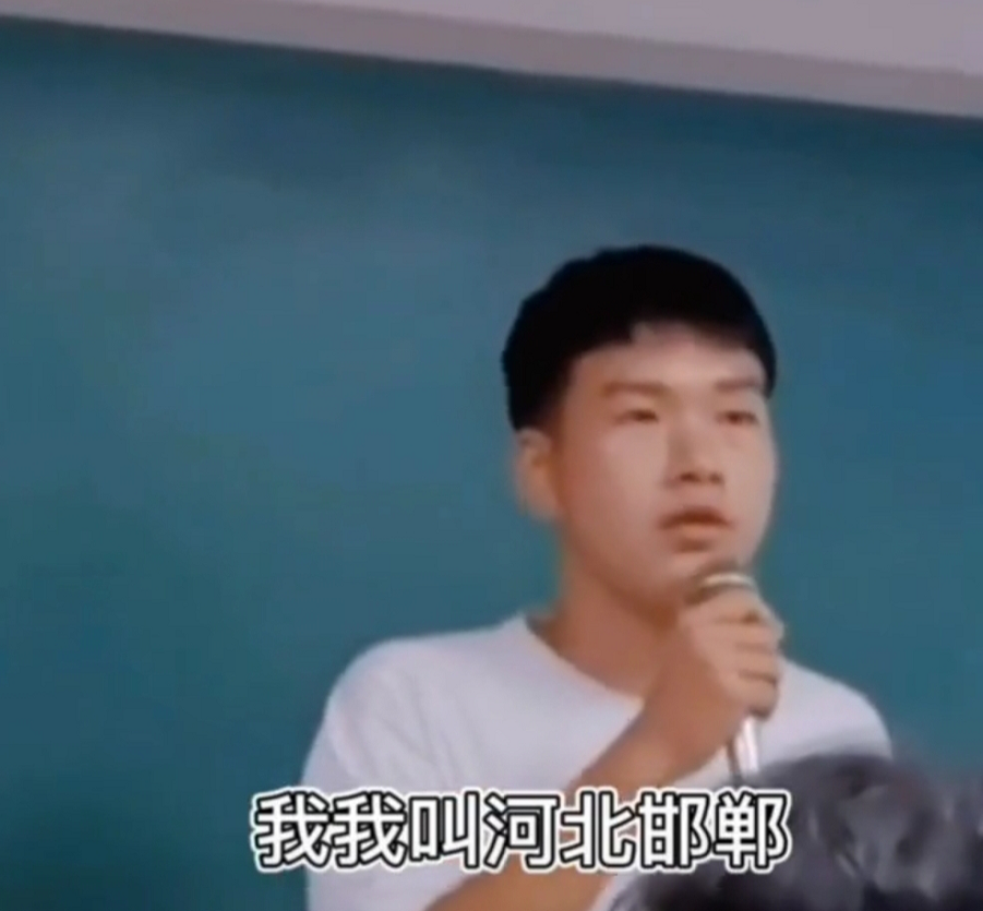 大学生上台自我介绍，真是紧张加激动，网友：说相声的好苗子