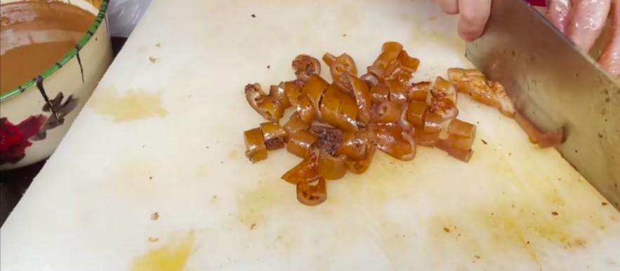 武汉传奇卤菜馆，30年无菜单不定价，价钱随便老板说，嫌贵就别来