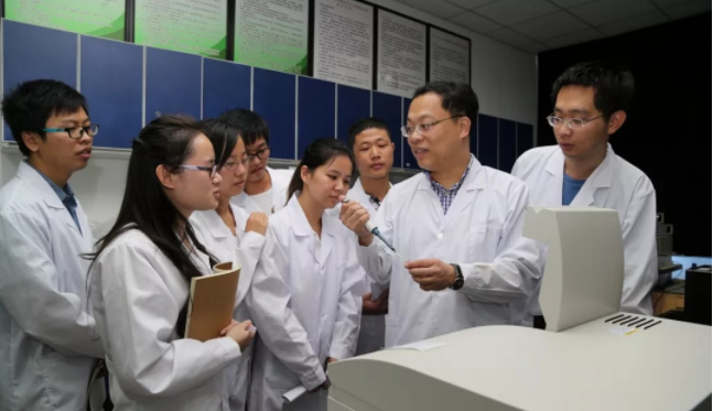 大学教授“工资单”曝光，实发工资令人吃惊，网友质疑就这么点？