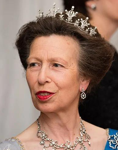 铁公鸡英女王区别对待：给女儿顶级王冠，儿媳戴安娜用珍珠泪撑场