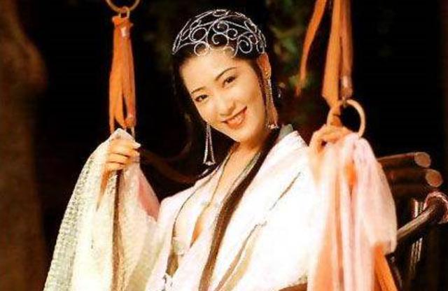 32年前，王祖贤大尺度出演潘金莲，曾志伟的武大郎更是形象贴切