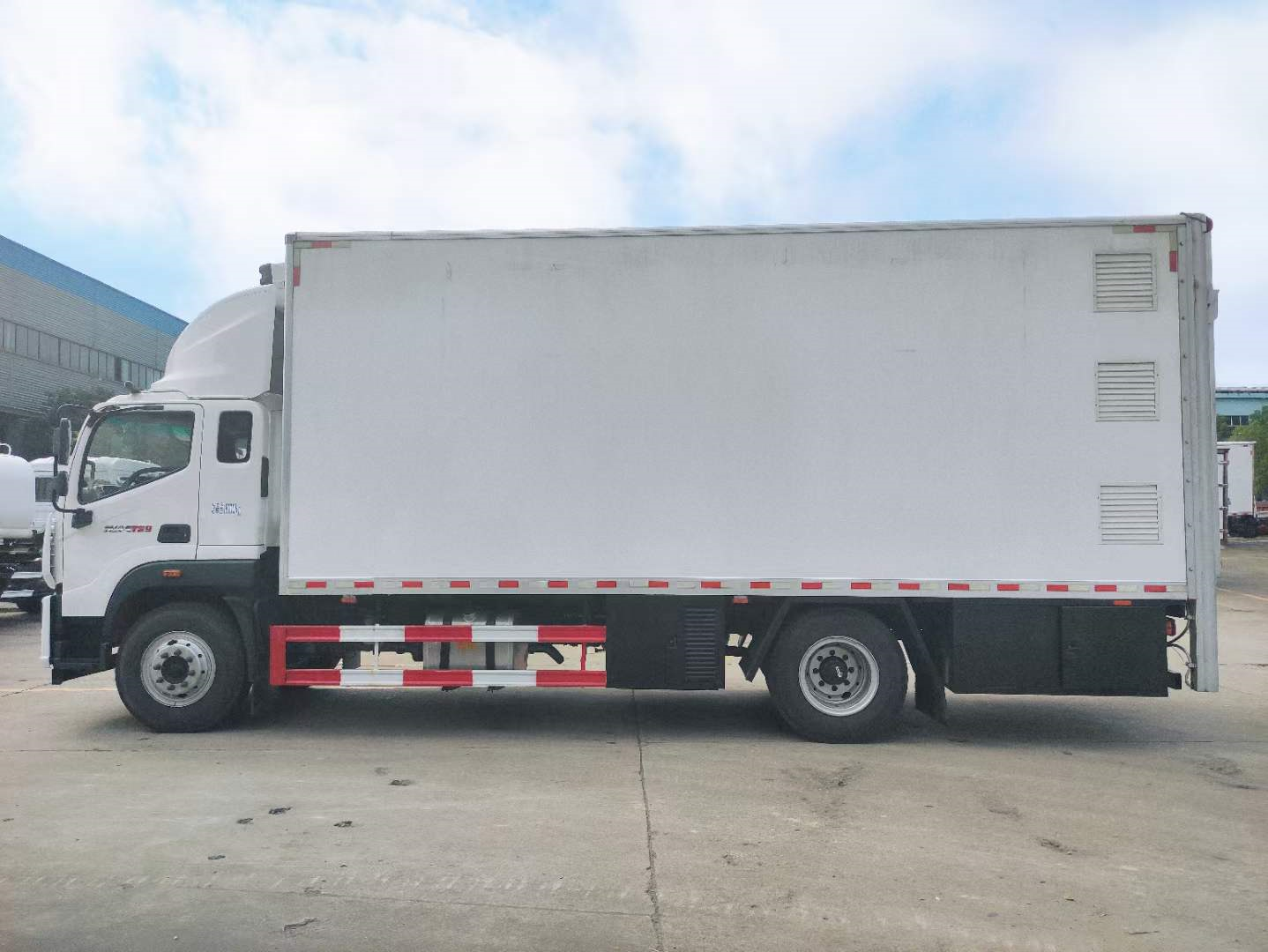 全封闭符合新规要求的国六畜禽运输车，福田奥铃CTS9畜禽运输车
