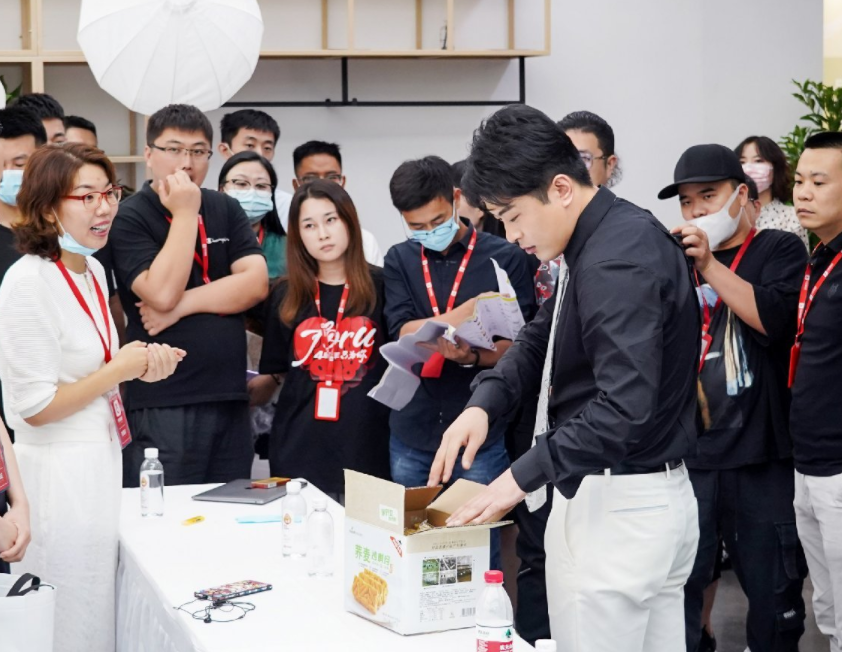 二驴出面充当和事佬，促使辛巴与东方阿保和解，网友：全网大团结