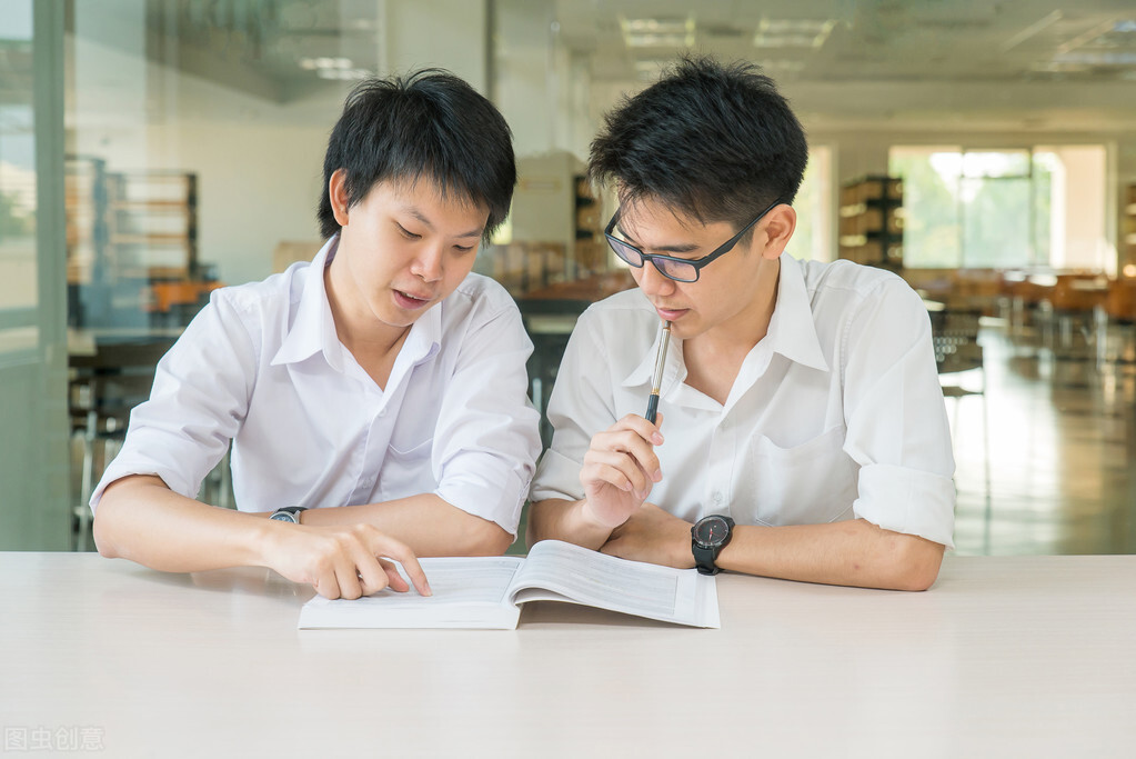 大学生想当大学辅导员，需要满足哪些条件，学历要求是否很高