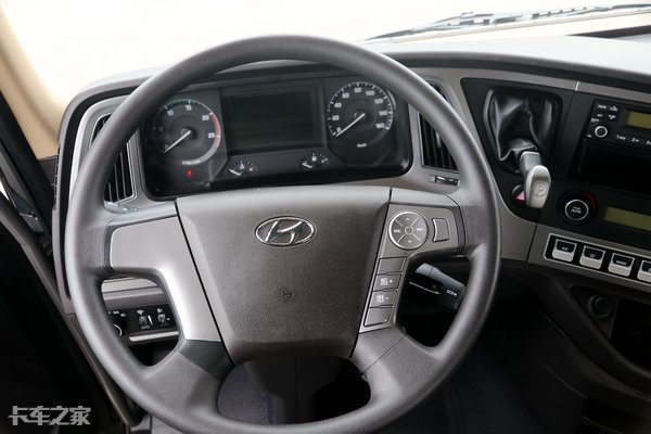 新增各种预警配置,实拍520马力现代创虎重卡,还有越野模式