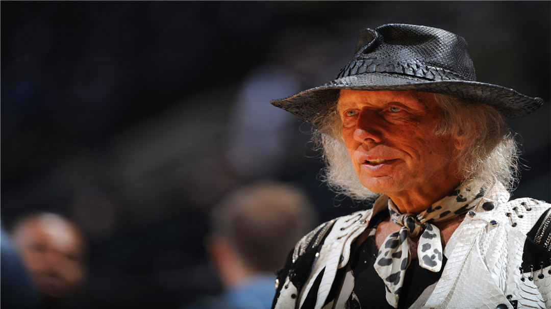 nba为什么观众席这么近(他花两亿看了60年nba,只坐