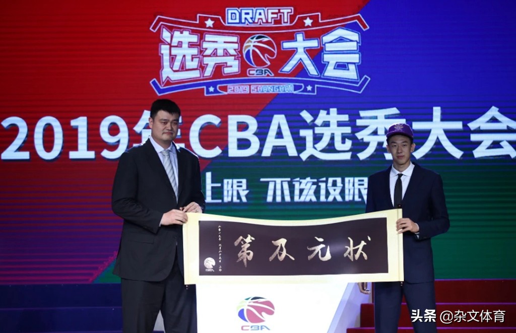 cba状元王少杰在哪个队(王少杰在北控年薪50万！CBA首位选秀状元呢？打球1年却离开)