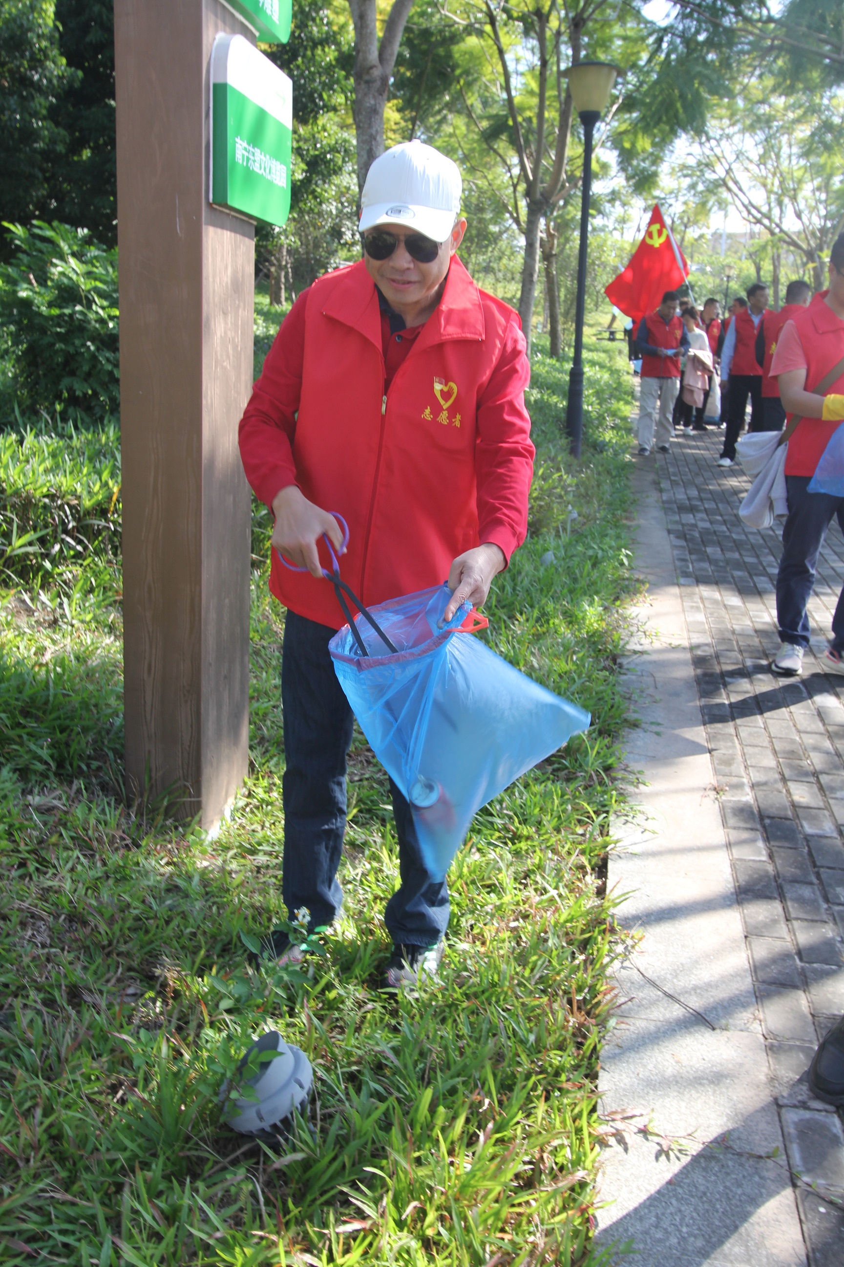 南宁市个私协青秀区分会组织开展“清洁环境保护邕江母亲河”活动