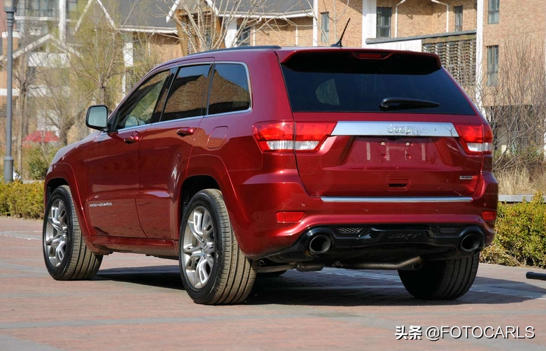 Jeep大切诺基6.4L SRT8实拍，百公里不到5秒，售价近120万的灭霸