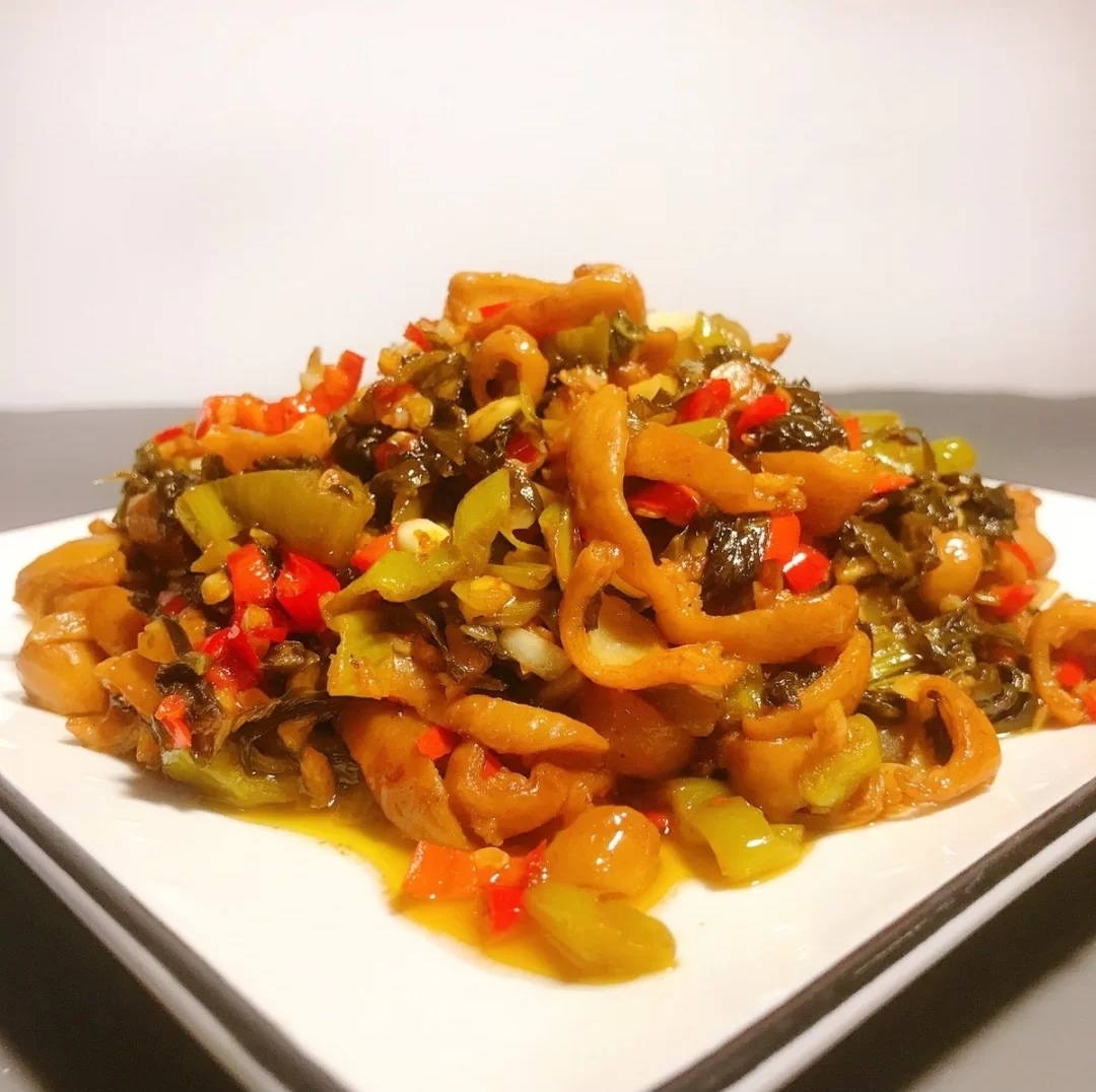 美食家常菜推荐:香菇烧腐竹,酸菜炒肥肠,酸辣鱿鱼,美味爽口