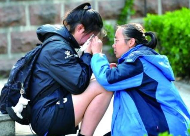 高考只考了300分，没填报志愿却收到8封录取通知书，考生笑哭了