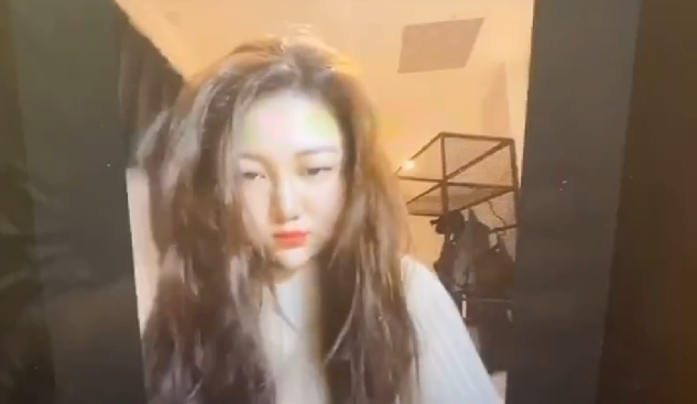杨天真又红了？拍视频带货自己做艺人，为瘦脸字幕扭成S型