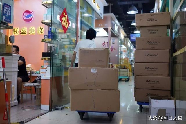 晃动的深圳赛格大厦：曾是电子产业风向标，如今已成美妆天下