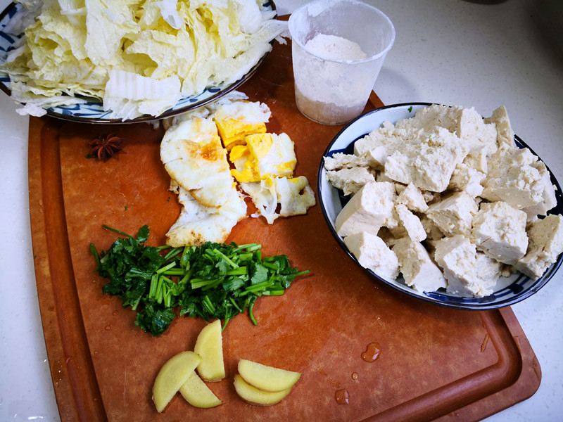 白菜炖豆腐怎么做才好吃？原来诀窍在这里，一次炖一锅，太香了