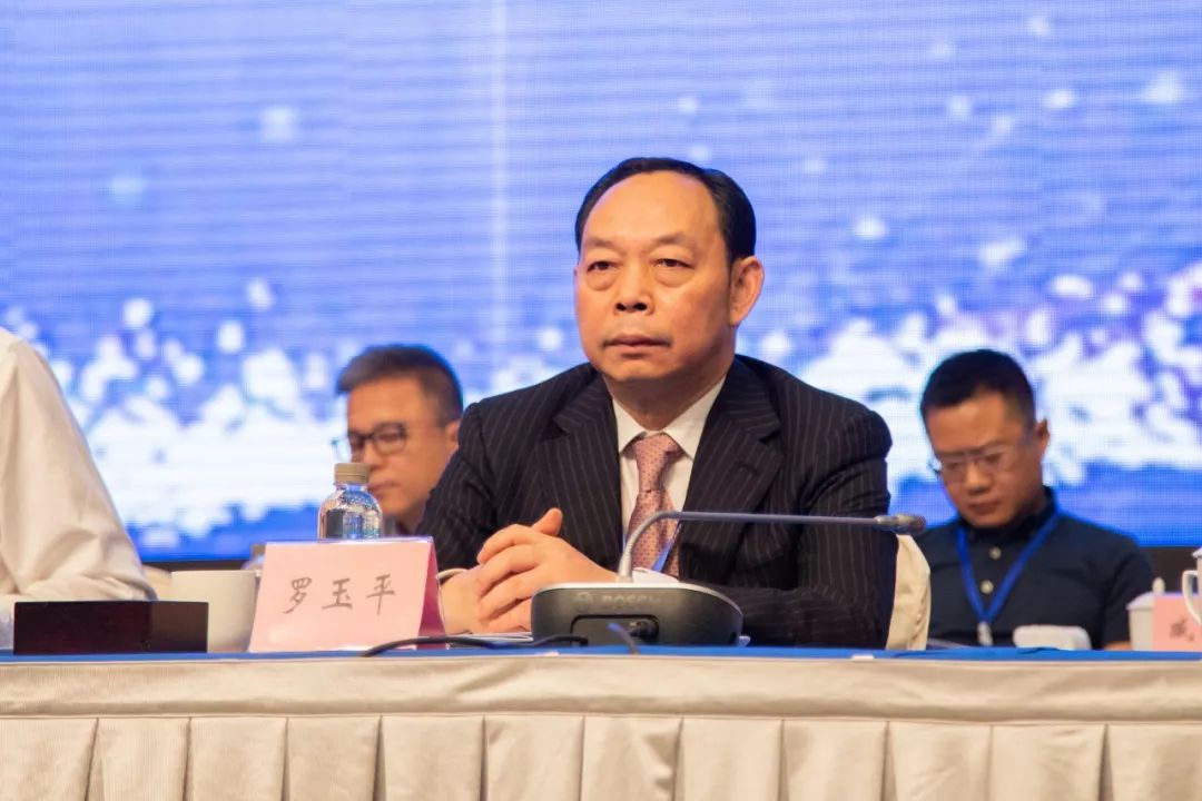 贵州首富跨行卖保险,从身价130亿到欠1337亿,坑惨120家贷款机构