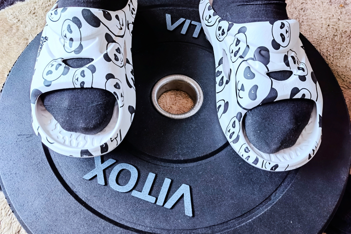 高颜值的足底舒缓神器，咕咚舒缓运动拖鞋熊猫款