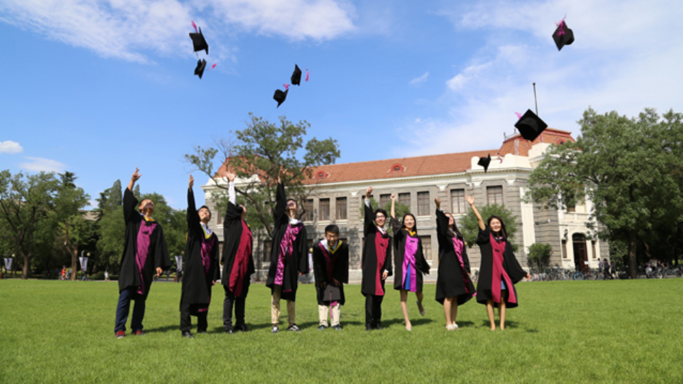 大学生毕业难度再升级，新规定2022即将落实，学生：幸亏毕业的早