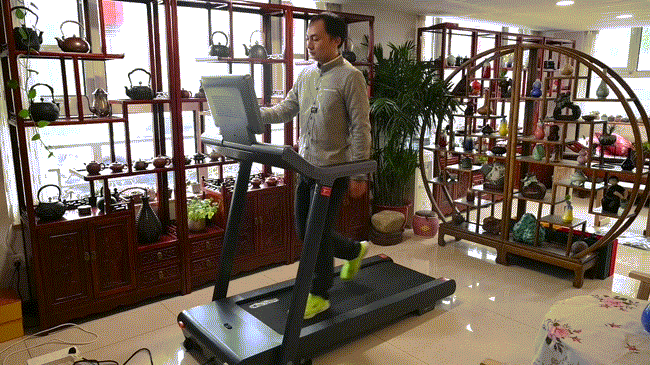 随时开启专业健身，安全低噪不扰邻，体验会追剧的赤兔Air跑步机