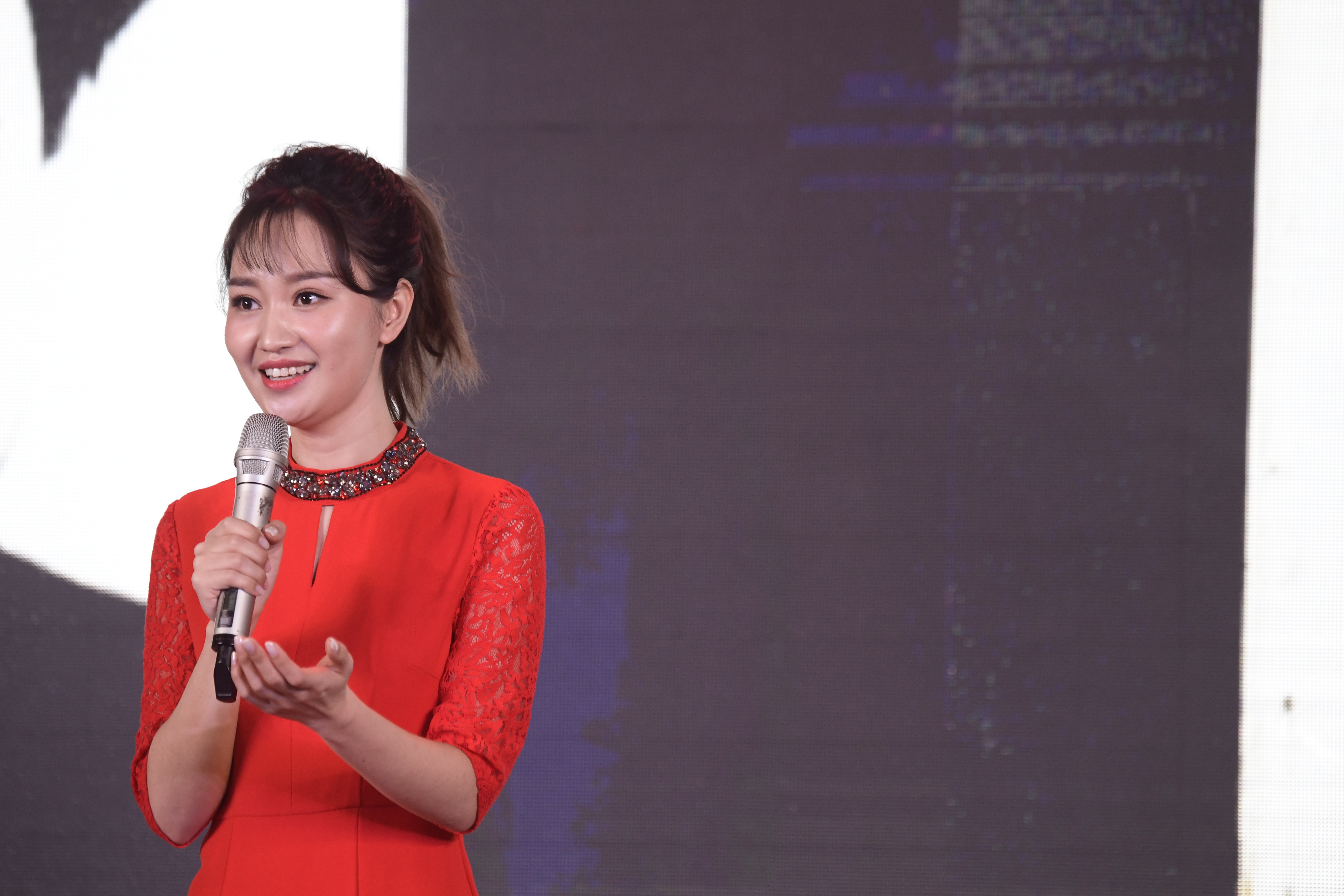 众多知名主持人联袂登台，“诗城之光大型跨年诗会”倾情巨献！