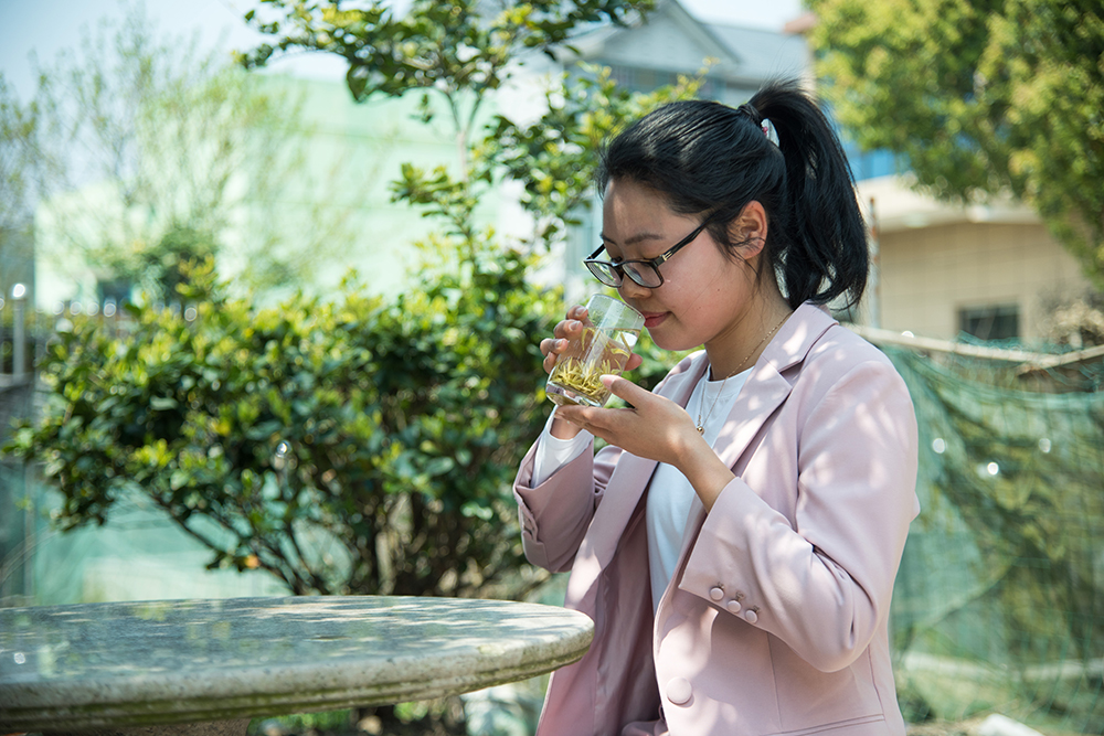 给你一瓶酒再给你一支烟？不如为你泡上一杯茶，点上一根檀香